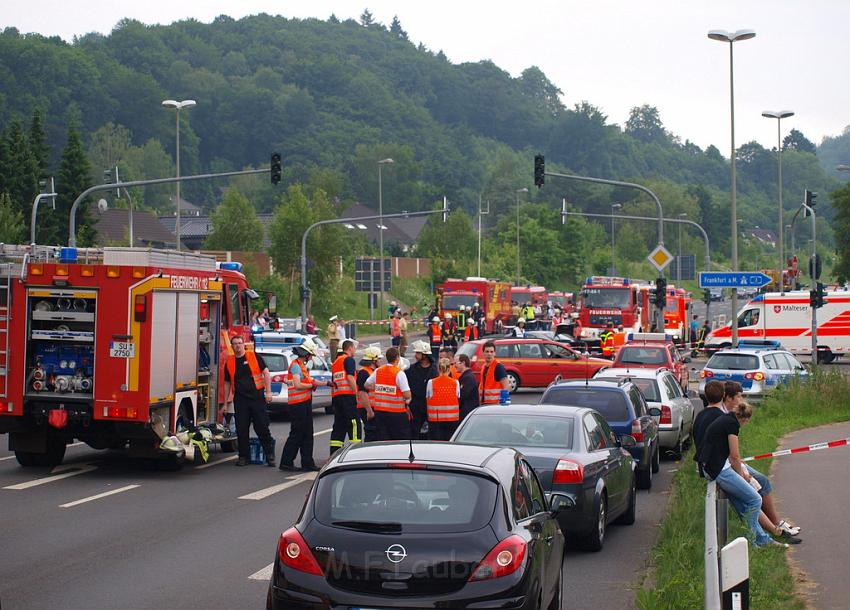 Schwerer Unfall mit Reisebus Lohmar Donrather Dreieck P273.JPG